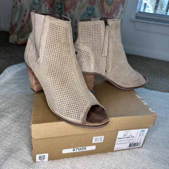 TOMS Majorca Peep Toe Bootie (Stucco Suede Perforated) block heel - Picture 5 of 16